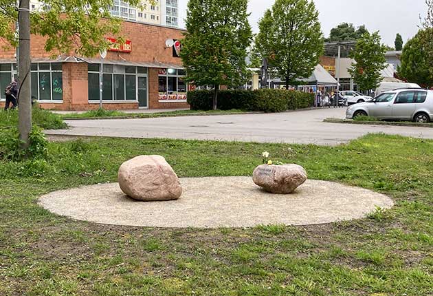 Zwei Findlinge auf einer hellen Fläche