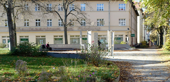 Willi-Frohwein-Platz, Gesamtansicht vom Findling aus gesehen